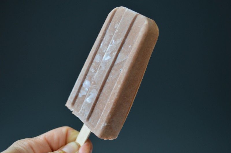 Chai-Coconut Fudgesicles: Creamy, cold and perfectly spiced fudgsicles. Vegan, gluten free and oil free.