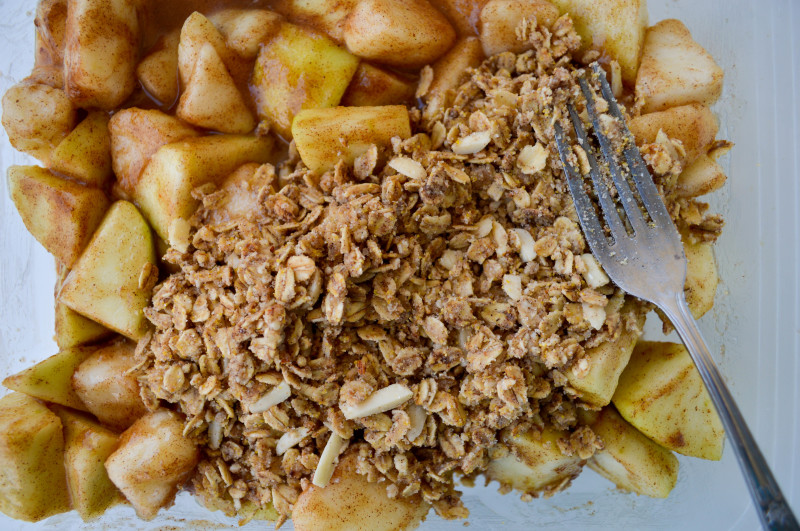 Sprouts & Chocolate: Chai Spiced Apple-Pear Crisp {Vegan and Gluten-Free} This crisp is wonderfully spiced with my favourite tea spices and will revival any apple crisp made with butter or gluten. Perfect treat with a cup of tea.