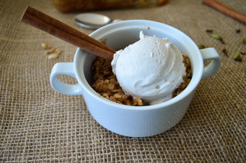 Sprouts & Chocolate: Chai Spiced Apple-Pear Crisp {Vegan and Gluten-Free} This crisp is wonderfully spiced with my favourite tea spices and will revival any apple crisp made with butter or gluten. Perfect treat with a cup of tea.